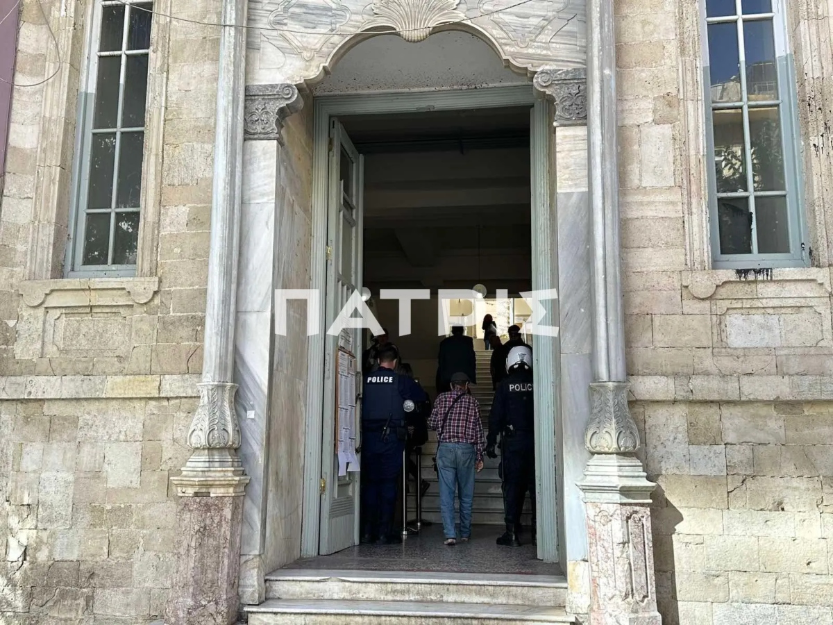 Βορίζια: Στα δικαστήρια ο 23χρονος ύποπτος για την τοποθέτηση βόμβας στο σπίτι της οικογένειας Φραγκιαδάκη 4 Η μεταγωγή στα δικαστήρια