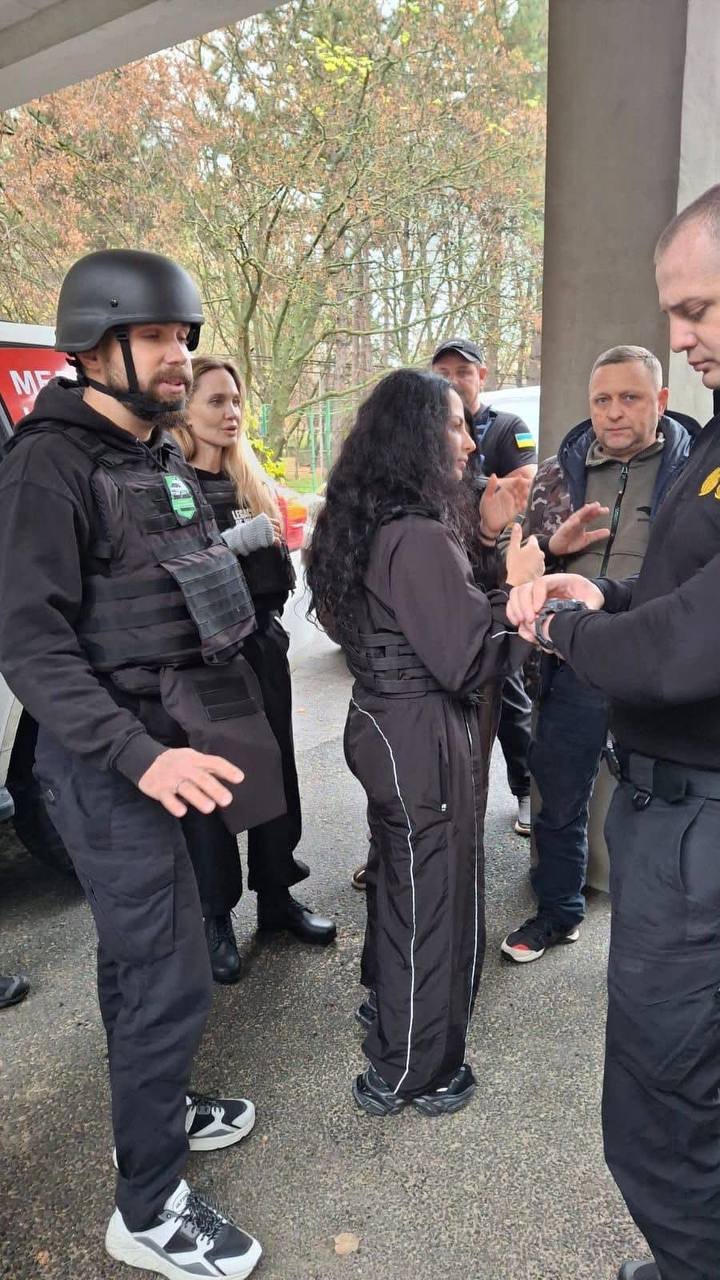 Αντζελίνα Τζολί: Πήγε στην Ουκρανία και οι αρχές κάλεσαν τον οδηγό της 3 Αντζελίνα Τζολί: Πήγε στην Ουκρανία και οι αρχές κάλεσαν τον οδηγό της