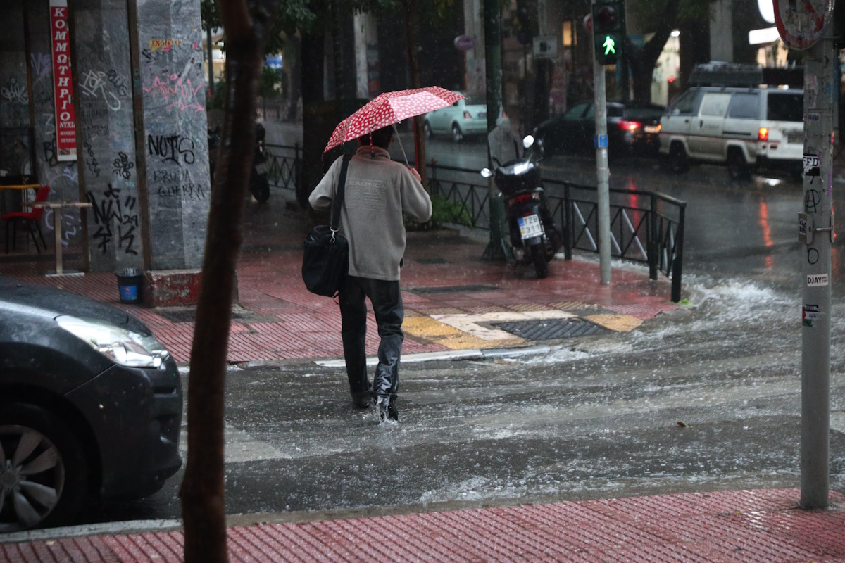 Καιρός σήμερα: Καταιγίδες και βροχές πλήττουν Ιόνιο και Ήπειρο – Άνεμοι έως 7 μποφόρ στο Αιγαίο
