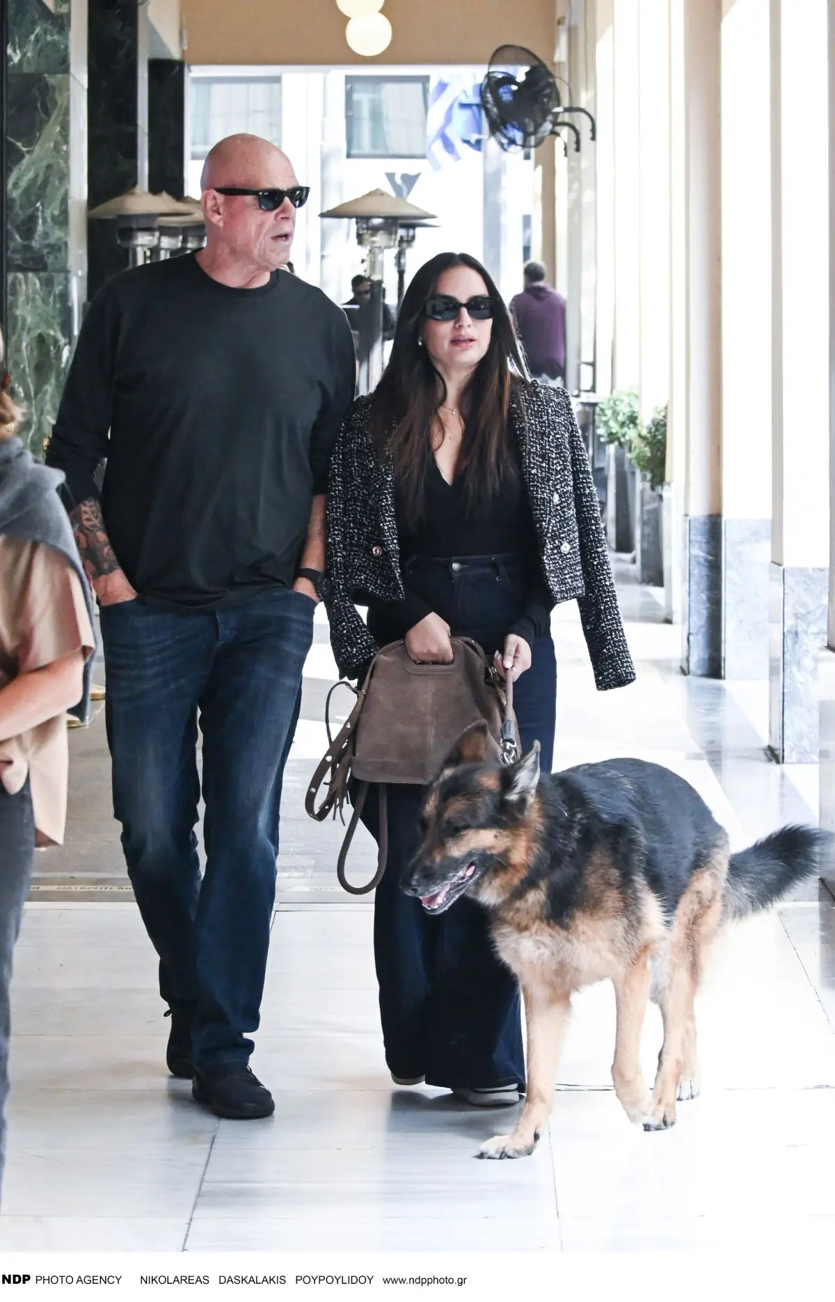 Ο Τζώνη Καλημέρης με την Ελπίδα Ιακωβίδου και τον σκύλο τους