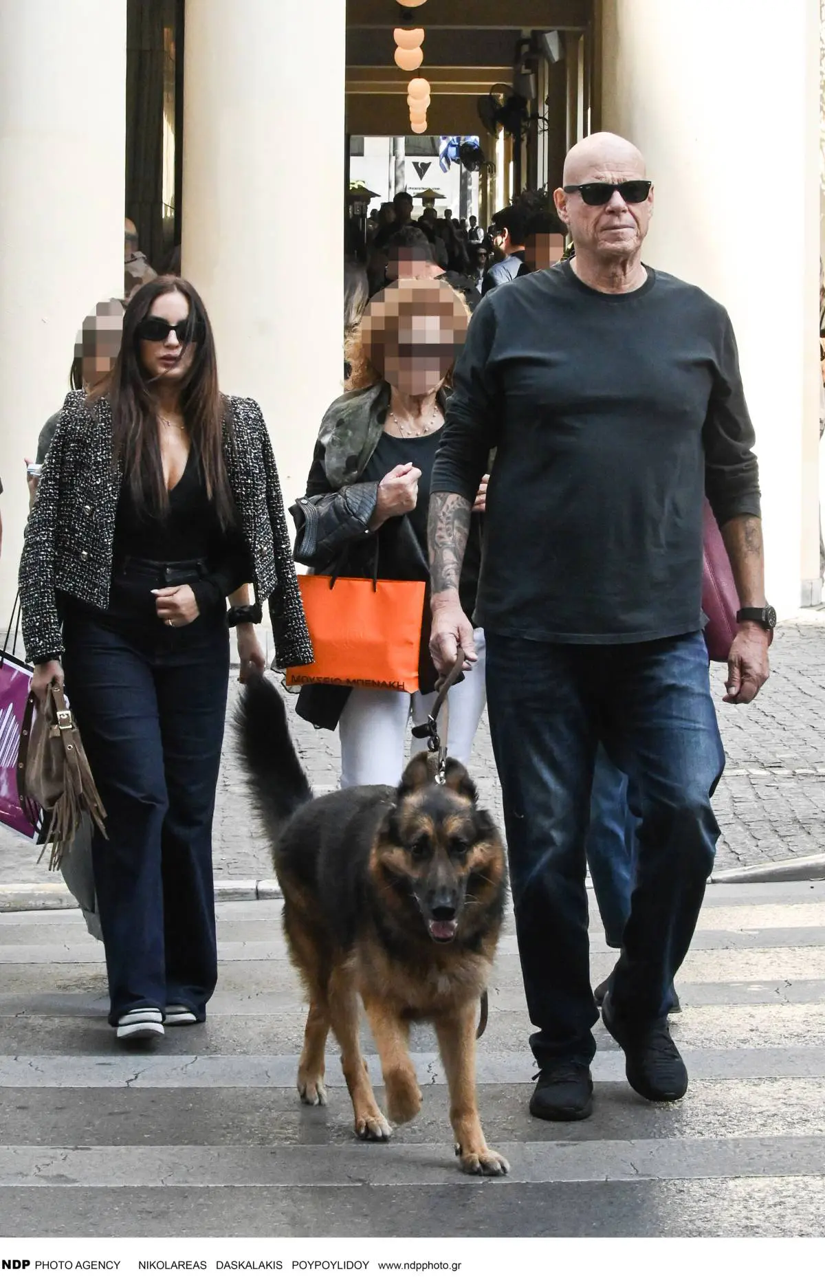 Ο Τζώνη Καλημέρης με την Ελπίδα Ιακωβίδου και τον σκύλο τους