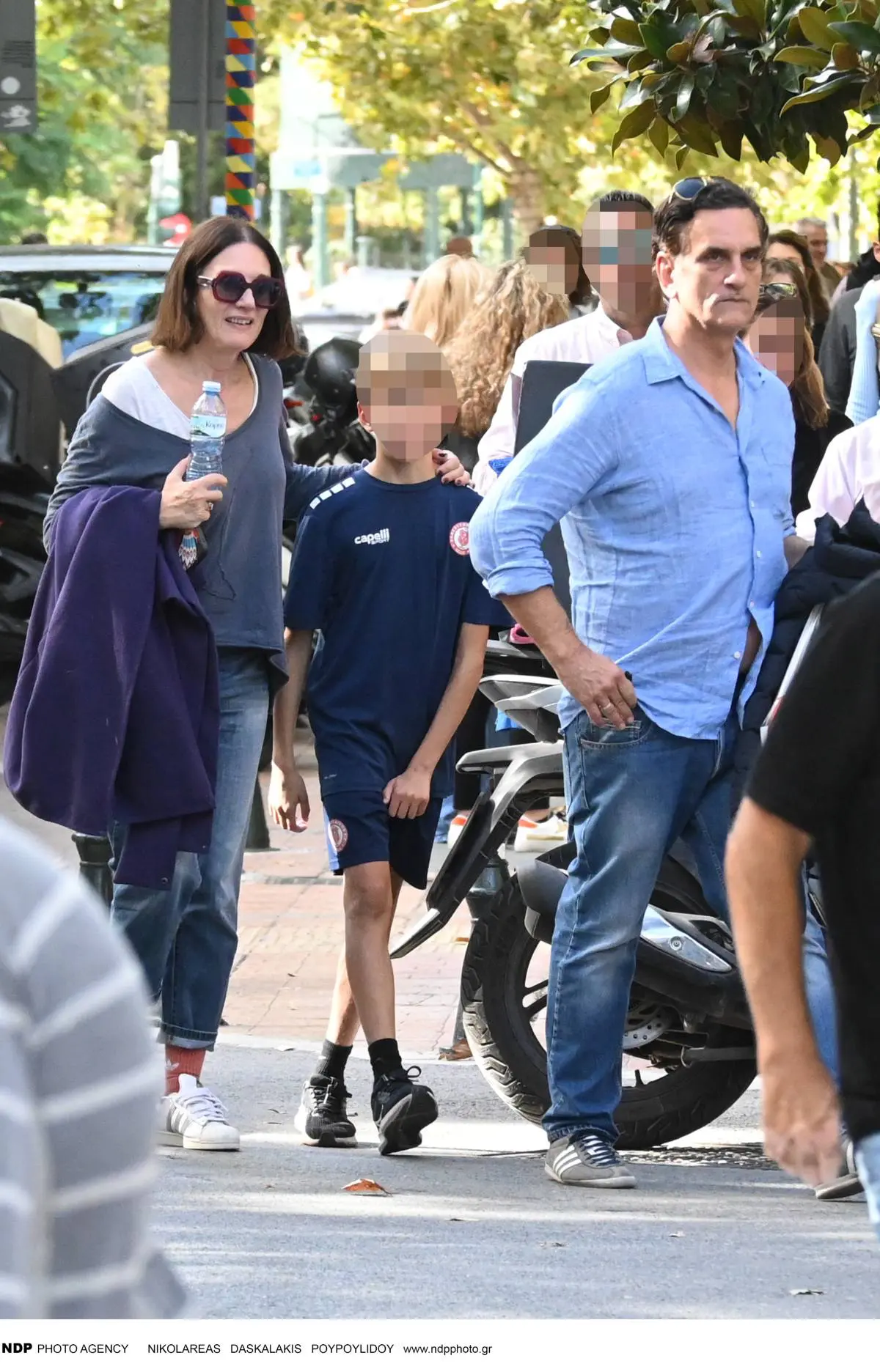 Νίκος Ψαρράς: Οικογενειακή εξόρμηση στην Κηφισιά με τη σύζυγο και τον γιο τους, Πάνο (Φωτογραφίες) 6 Η Ελένη Καρακούλη και ο Νίκος Ψαρράς με τον γιο τους