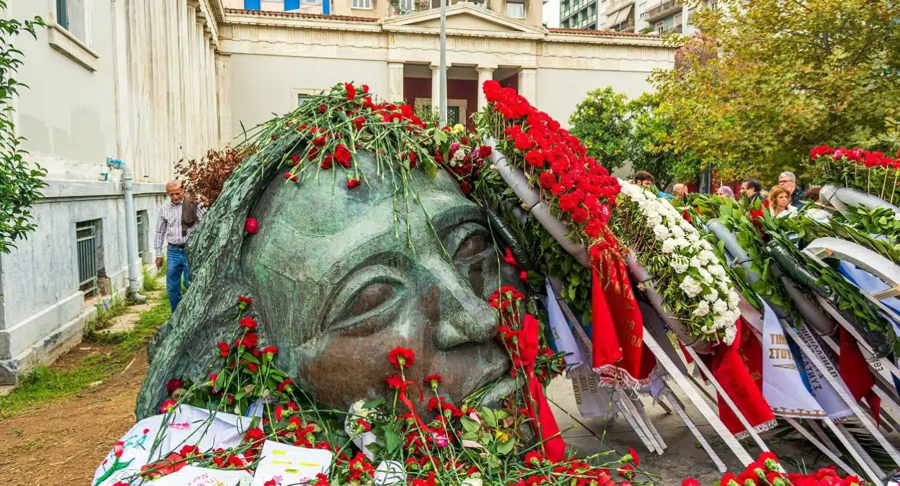 Πολυτεχνείο: Ποιος είναι ο ιδιοκτήτης της κεφαλής στο προαύλιο της Σχολής όπου καταθέτουν λουλούδια στην επέτειο;