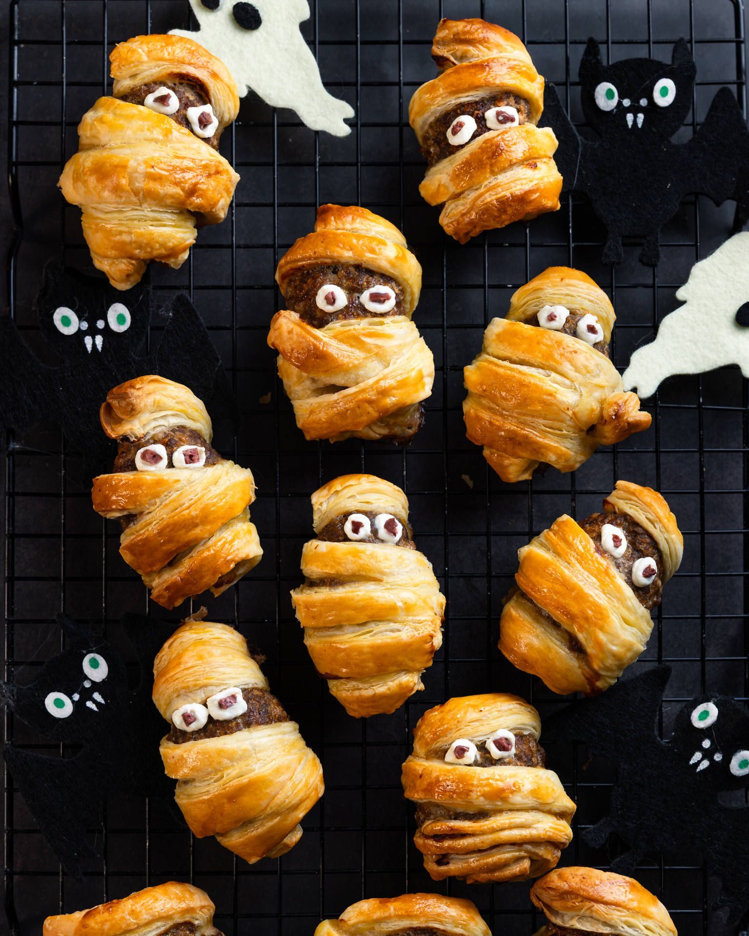 keftedakia-moymies-ta-teleia-mezedakia-gia-halloween-1764351995