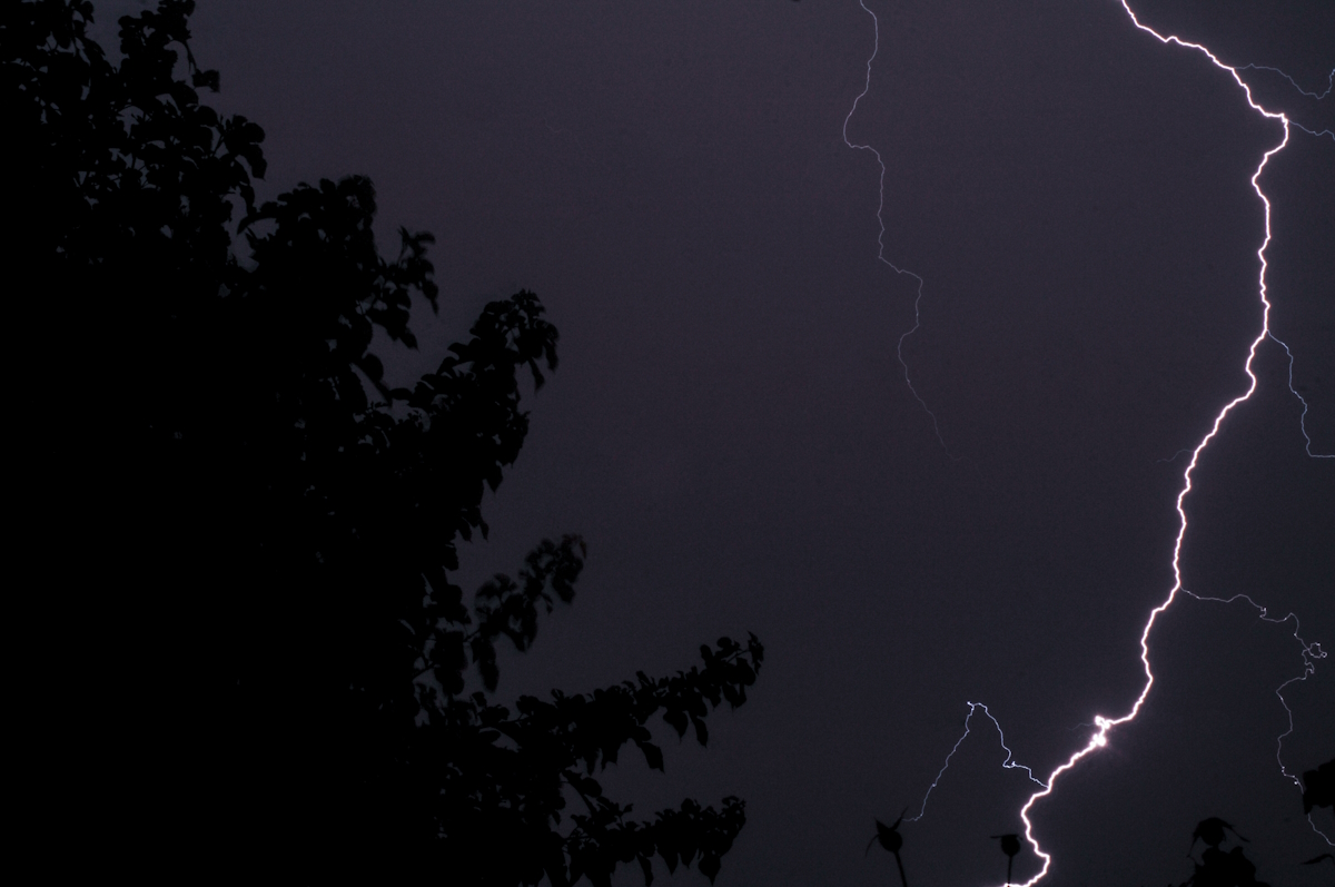Καιρός – Ήπειρος: Ισχυρές βροχοπτώσεις και άνεμοι, κεραυνός προκάλεσε ζημιά σε στέγη πολυκατοικίας