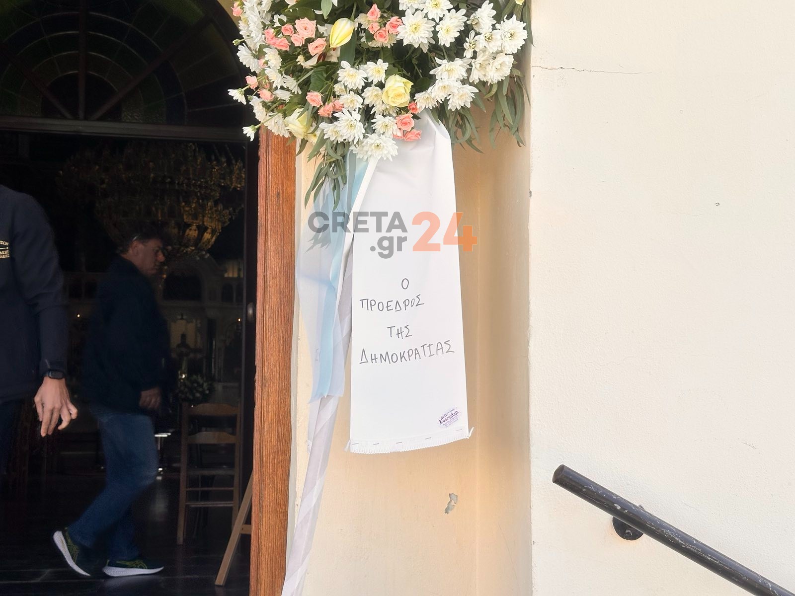 Οδύνη στην κηδεία του 19χρονου που σκοτώθηκε στη Ρόδο: Τον αποχαιρετούν με στρατιωτικό άγημα και λευκά τριαντάφυλλα