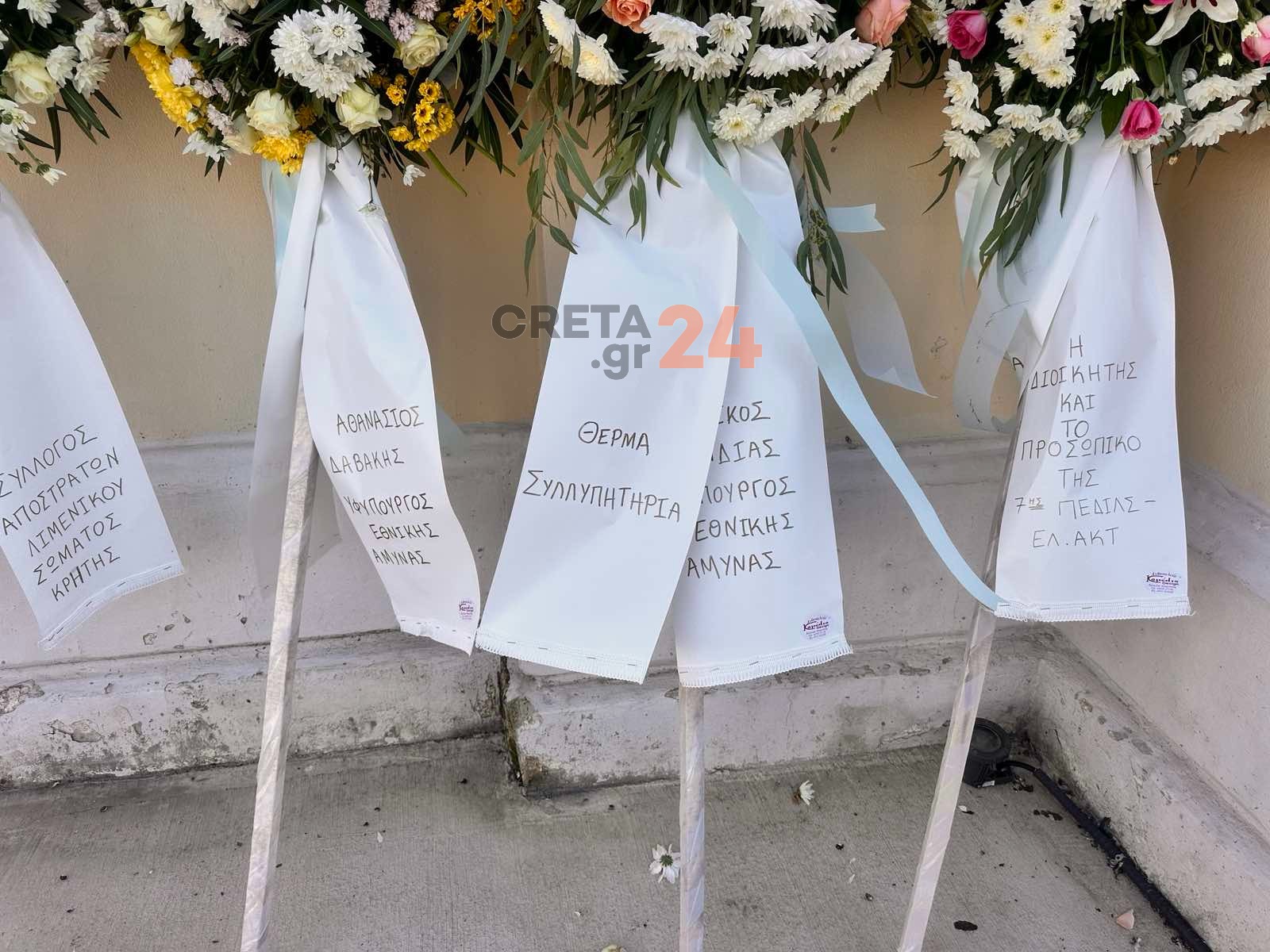 Οδύνη στην κηδεία του 19χρονου που σκοτώθηκε στη Ρόδο: Τον αποχαιρετούν με στρατιωτικό άγημα και λευκά τριαντάφυλλα