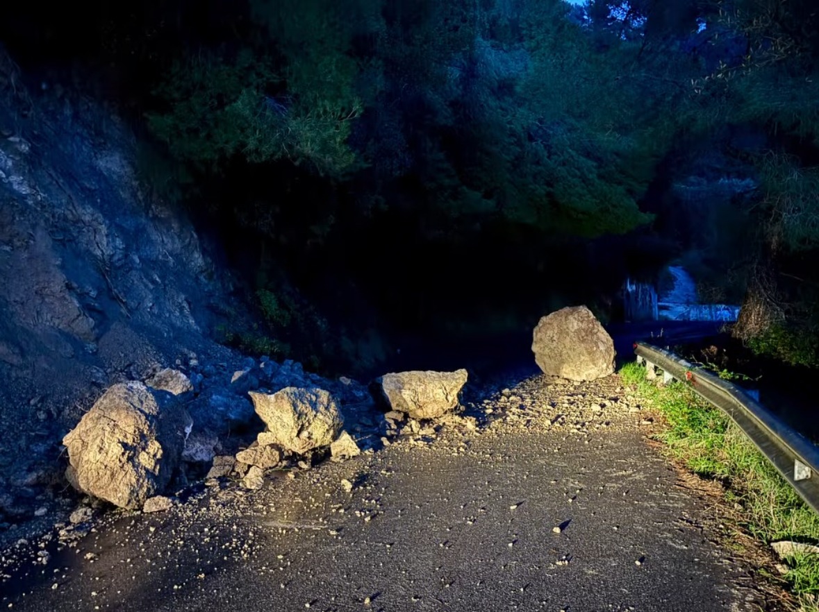 Η κακοκαιρία Adel συνεχίζει στο Ανατολικό Αιγαίο και Δωδεκάνησα με έντονες βροχοπτώσεις και καταιγίδες – Ενεργό το Red Code 4 Κατολίσθηση στον Κοντογιαλό