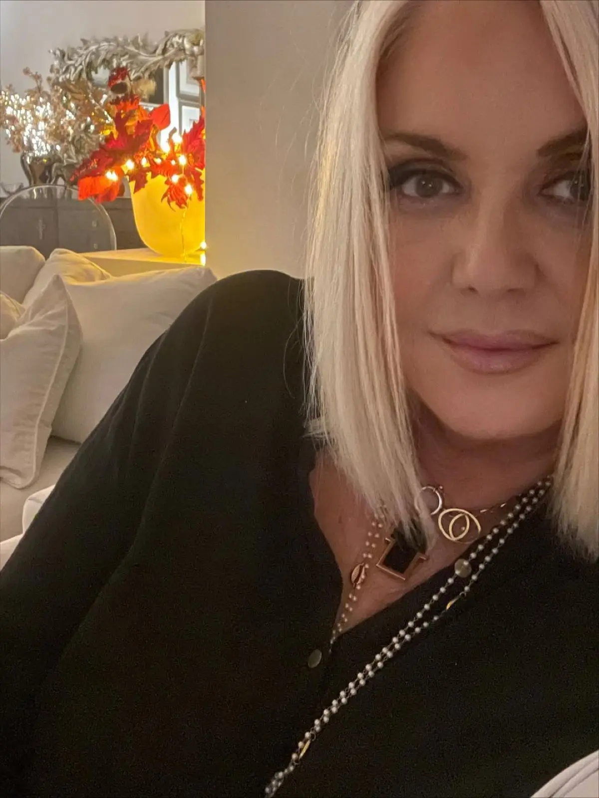 Ρούλα Κορομηλά: Χριστουγεννιάτικη διακόσμηση – Παραμυθένια η μονοκατοικία της στην Κηφισιά 15 Η Ρούλα Κορομηλά στο στολισμένο σπίτι της