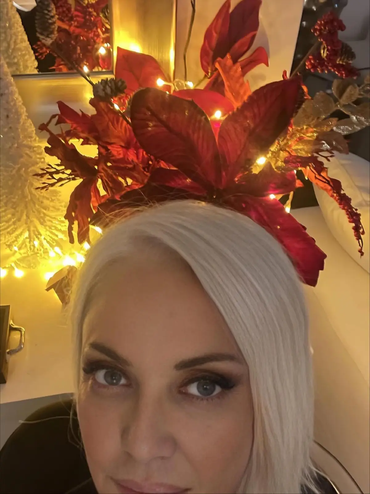 Ρούλα Κορομηλά: Χριστουγεννιάτικη διακόσμηση – Παραμυθένια η μονοκατοικία της στην Κηφισιά 13 Η Ρούλα Κορομηλά στο στολισμένο σπίτι της