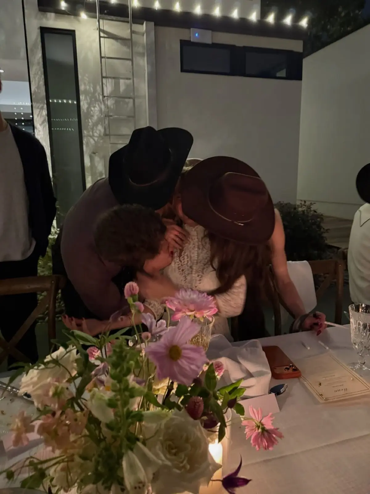 Αμαλία Κωστοπούλου – Jake Medwell: Η πρώτη εικόνα με τις βέρες στα χέρια τους μετά τον μυστικό γάμο 4 Η Αμαλία Κωστοπούλου και ο Jake Medwell αγκαλιά