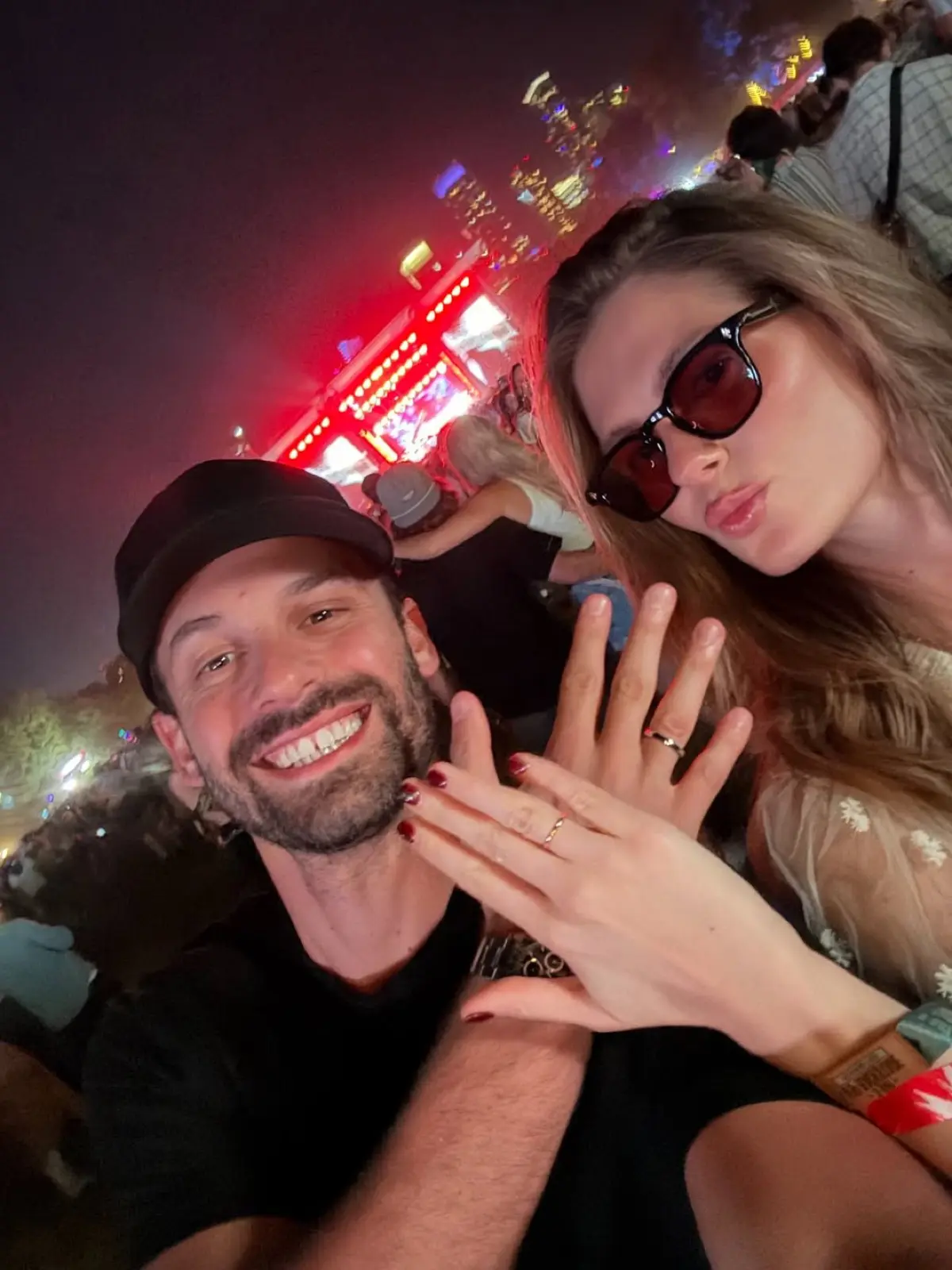 Αμαλία Κωστοπούλου – Jake Medwell: Η πρώτη εικόνα με τις βέρες στα χέρια τους μετά τον μυστικό γάμο 3 Η Αμαλία Κωστοπούλου και ο Jake Medwell δείχνουν τις βέρες τους