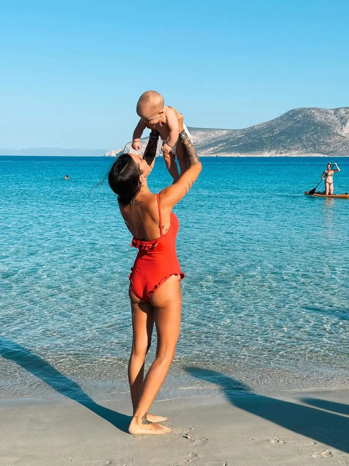 Εριέττα Κούρκουλου για τη μητρότητα: «Είμαι διαφορετική μαμά στον Νίκο, διαφορετική μαμά στον Λέοντα» 6 Η Κούρκουλου με το μωρό της στην παραλία