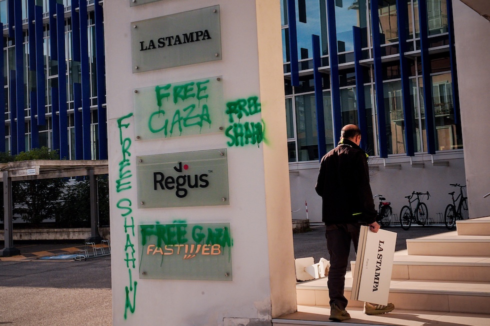 Ιταλία: Διαδηλωτές κατέλαβαν τα γραφεία της La Stampa – Έγραψαν συνθήματα στους τοίχους και σκόρπισαν βιβλία και χαρτιά – ΦΩΤΟ και ΒΙΝΤΕΟ