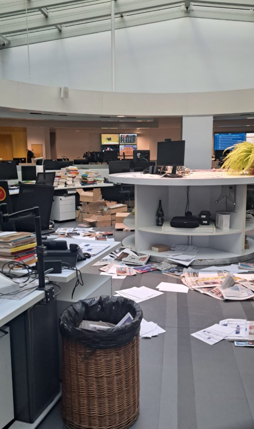 Ιταλία: Διαδηλωτές κατέλαβαν τα γραφεία της La Stampa – Έγραψαν συνθήματα στους τοίχους και σκόρπισαν βιβλία και χαρτιά – ΦΩΤΟ και ΒΙΝΤΕΟ