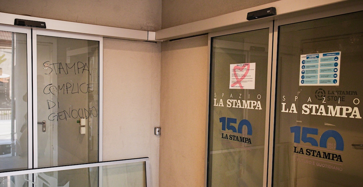 Ιταλία: Διαδηλωτές κατέλαβαν τα γραφεία της La Stampa – Έγραψαν συνθήματα στους τοίχους και σκόρπισαν βιβλία και χαρτιά – ΦΩΤΟ και ΒΙΝΤΕΟ