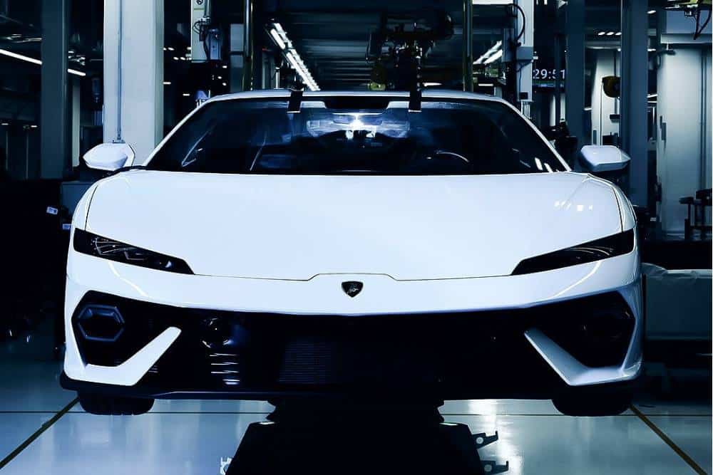 Μέσα στα μυστικά της Lamborghini Temerario 6 lamborghini-temerario-poses-for-the-camera-on-the- (1)