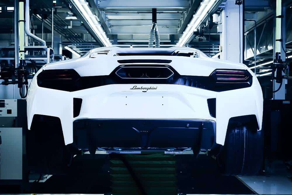 Μέσα στα μυστικά της Lamborghini Temerario 7 lamborghini-temerario-poses-for-the-camera-on-the- (2)