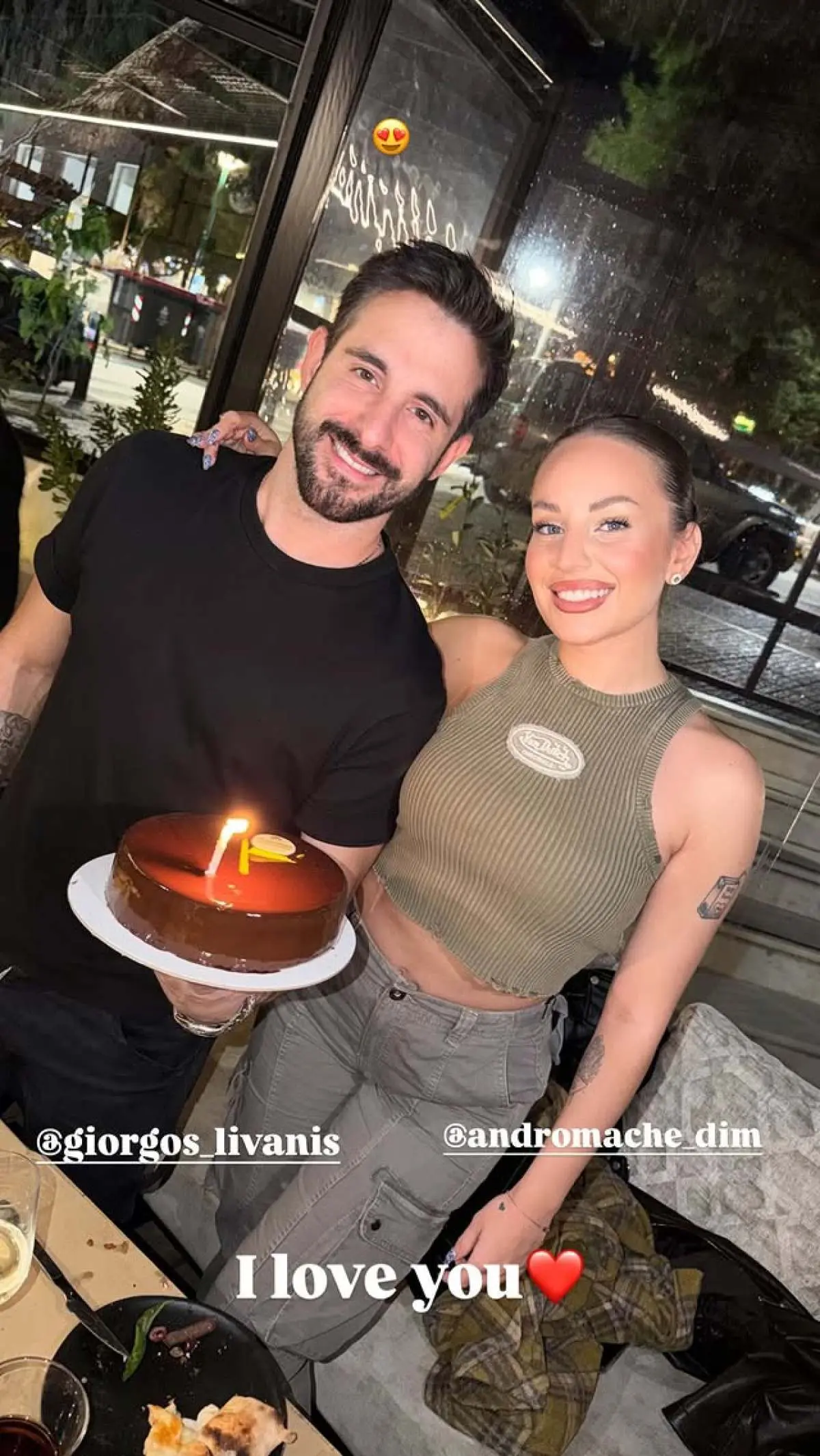 Ο Γιώργος Λιβάνης με μία τούρτα στο χέρι και η Ανδρομάχη Δημητροπούλου
