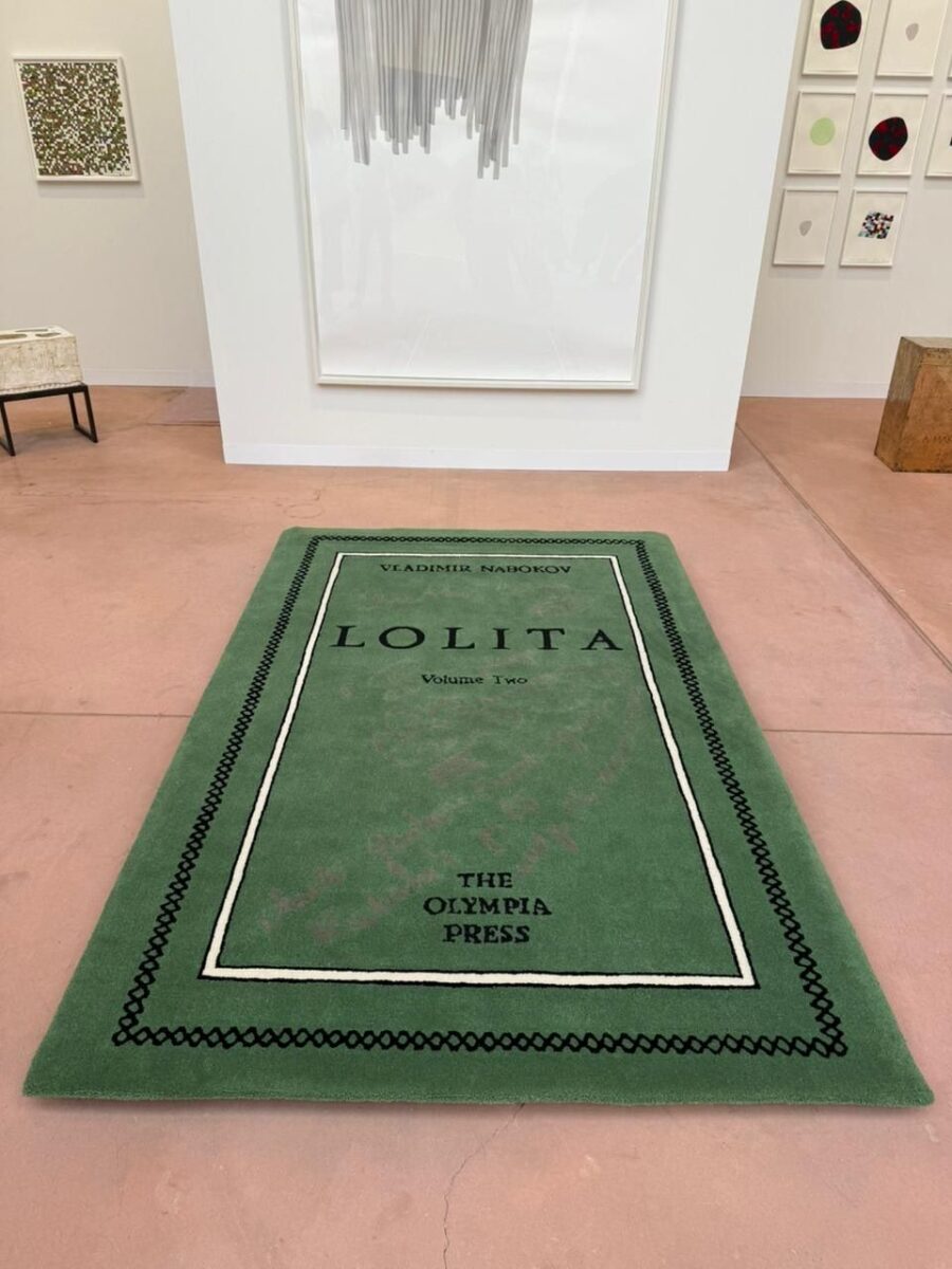 Ο εφοπλιστής Ιωάννης Κούστας απέκτησε το συλλεκτικό χαλί «Lolita» για 45.000 δολάρια μετά από μάχη με τον δικηγόρο Στέλιο Γκαρίπη – «Η τέχνη δεν γνωρίζει κρίση» 5 Το χαλί Lolita