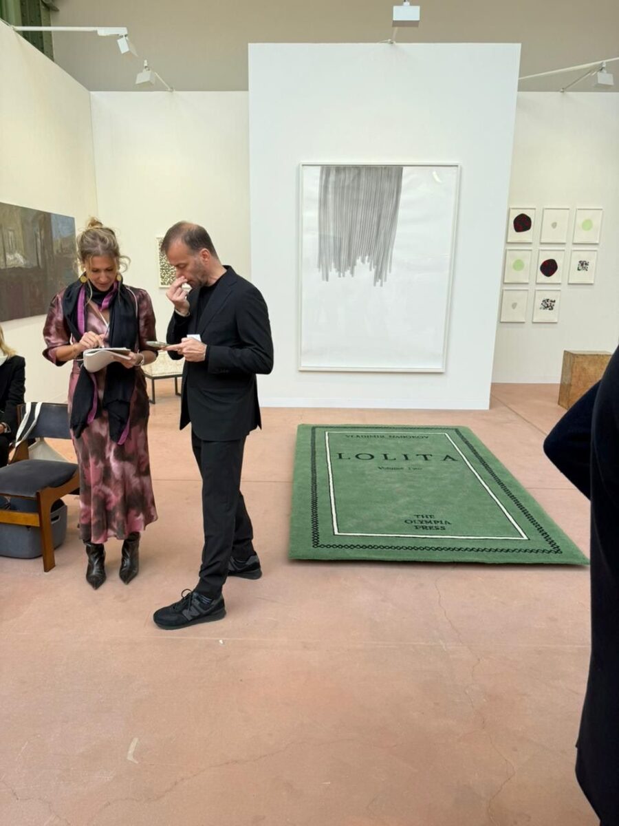 Ο εφοπλιστής Ιωάννης Κούστας απέκτησε το συλλεκτικό χαλί «Lolita» για 45.000 δολάρια μετά από μάχη με τον δικηγόρο Στέλιο Γκαρίπη – «Η τέχνη δεν γνωρίζει κρίση» 6 Χαλί Lolita