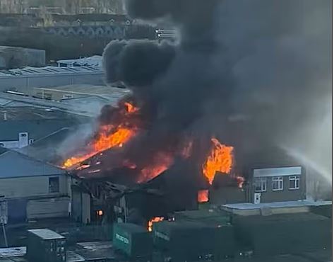 Σφοδρή πυρκαγιά σε εμπορικό κέντρο στο Λονδίνο – 150 πυροσβέστες στη μάχη με τις φλόγες – ΒΙΝΤΕΟ