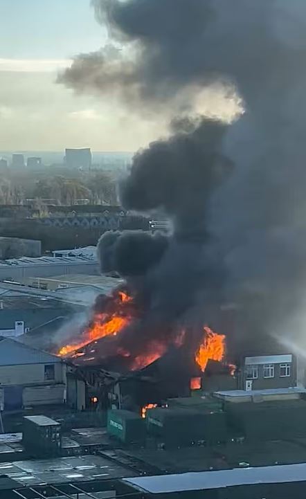 Σφοδρή πυρκαγιά σε εμπορικό κέντρο στο Λονδίνο – 150 πυροσβέστες στη μάχη με τις φλόγες – ΒΙΝΤΕΟ