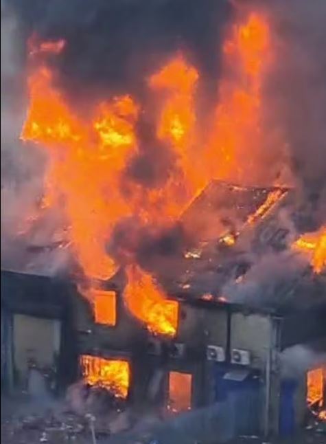 Σφοδρή πυρκαγιά σε εμπορικό κέντρο στο Λονδίνο – 150 πυροσβέστες στη μάχη με τις φλόγες – ΒΙΝΤΕΟ