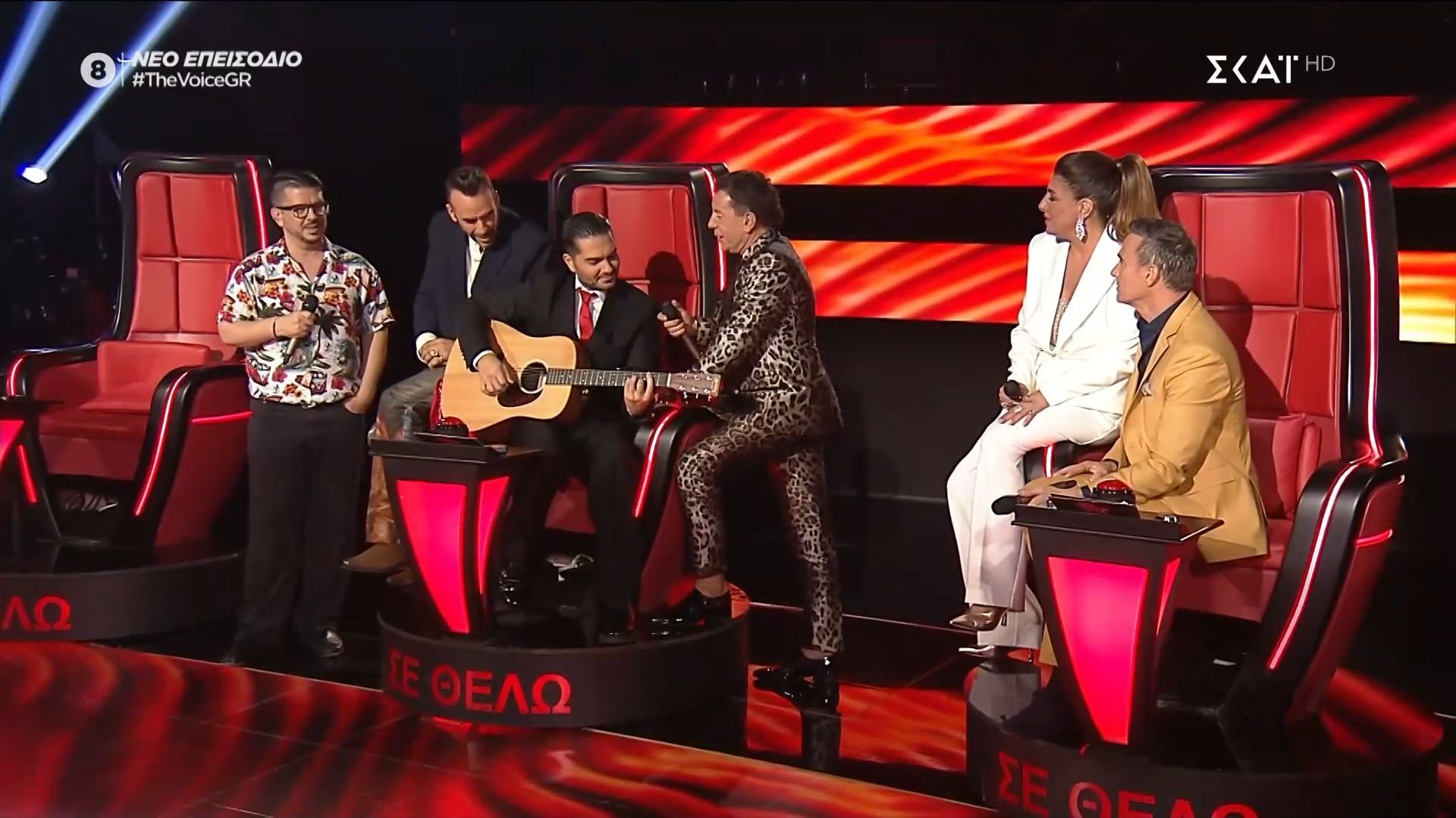 magikos-mazonakis-se-ntoyeto-me-moyzoyraki-1763937397