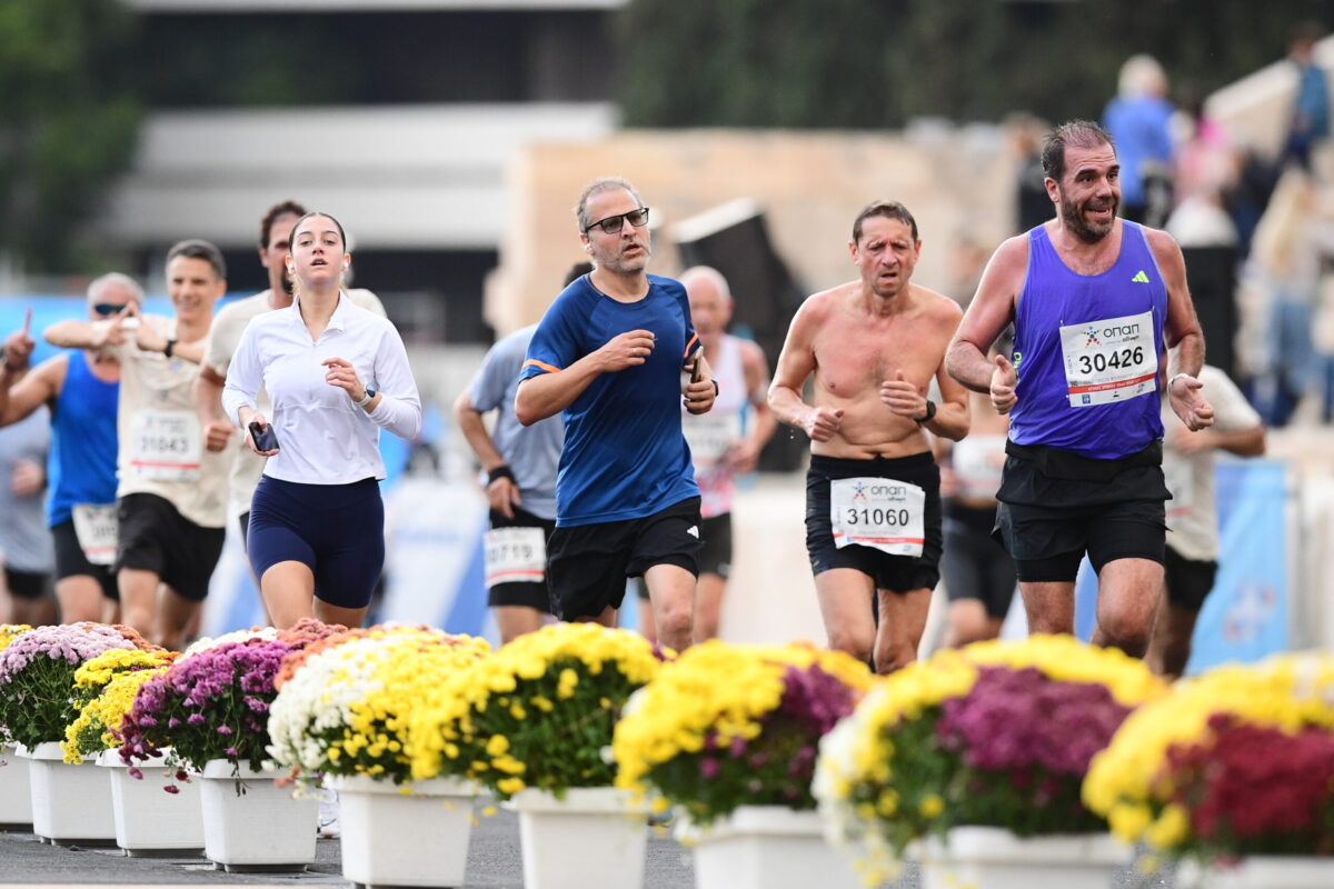 42ος Αυθεντικός Μαραθώνιος Αθήνας 2025: Συμμετοχή από όλες τις γενιές για την Ελλάδα – Δείτε φωτογραφίες
