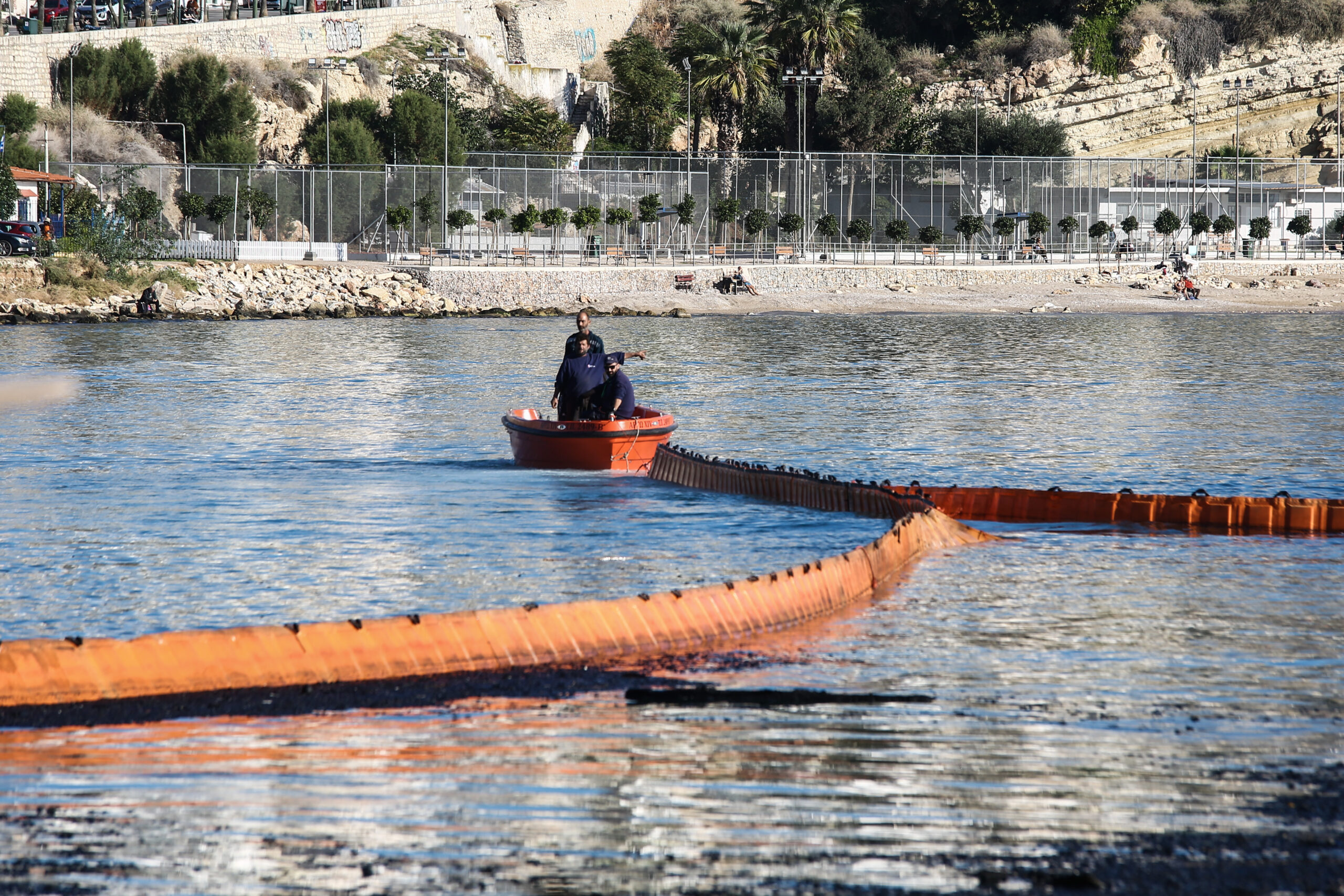 Μαρίνα Ζέας: Καταστροφή και στάχτες από πυρκαγιά σε σκάφη – Δείτε εικόνες