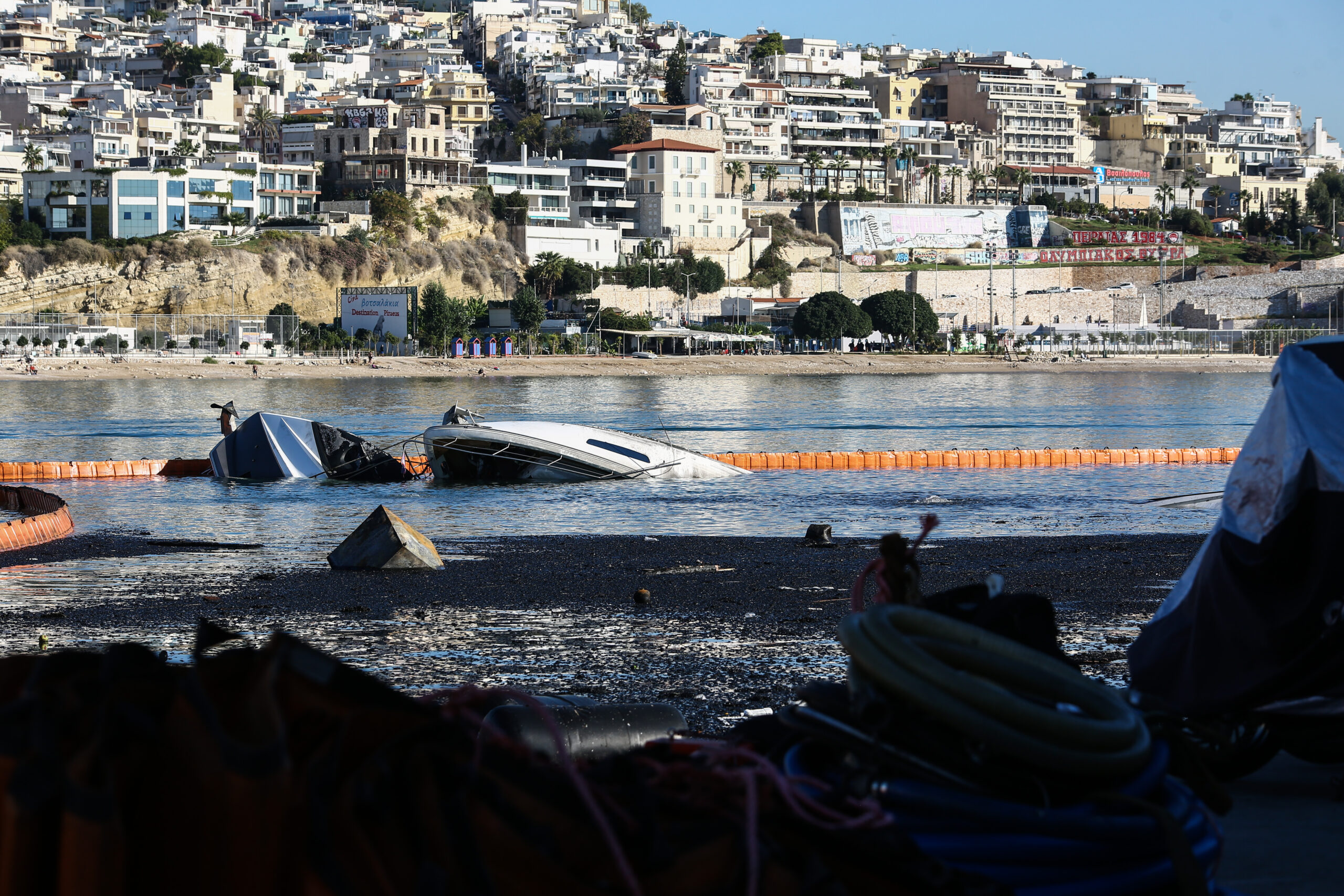 Μαρίνα Ζέας: Καταστροφή και στάχτες από πυρκαγιά σε σκάφη – Δείτε εικόνες