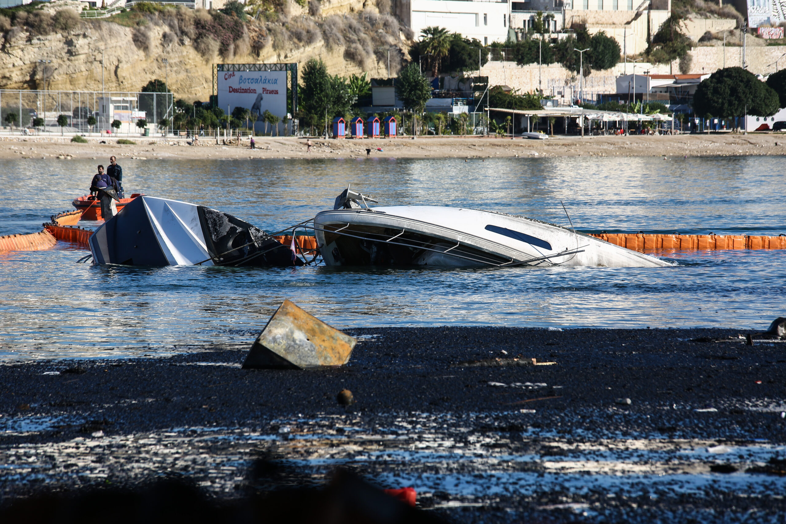 Μαρίνα Ζέας: Καταστροφή και στάχτες από πυρκαγιά σε σκάφη – Δείτε εικόνες