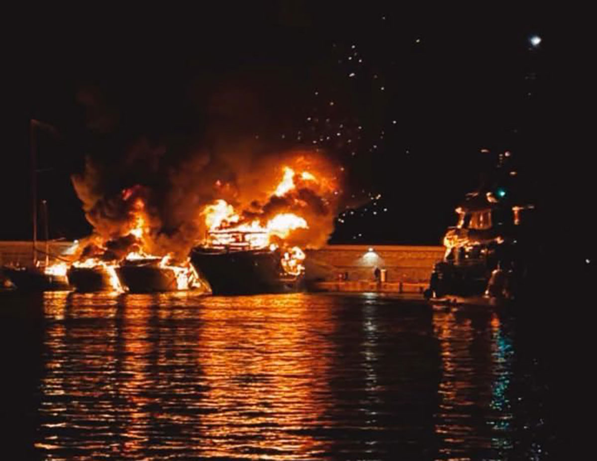 Μαρίνα Ζέας: Καταστροφή και στάχτες από πυρκαγιά σε σκάφη – Δείτε εικόνες