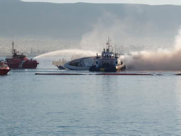 Μαρίνα Ζέας: Καταστροφή και στάχτες από πυρκαγιά σε σκάφη – Δείτε εικόνες