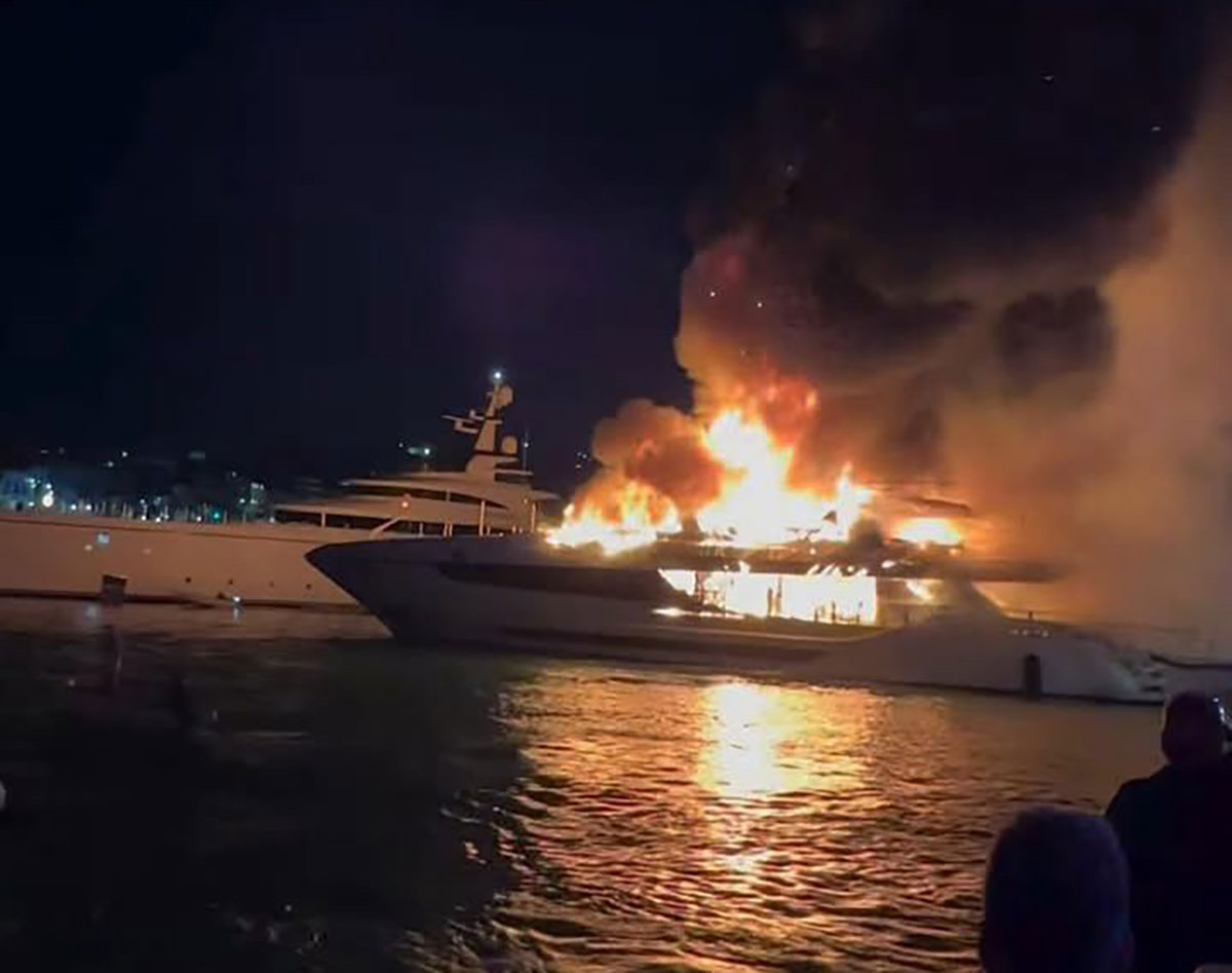 Μαρίνα Ζέας: Καταστροφή και στάχτες από πυρκαγιά σε σκάφη – Δείτε εικόνες