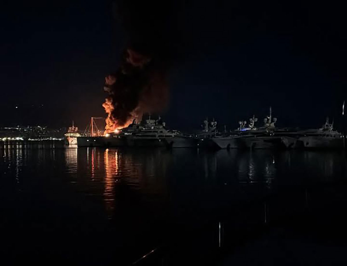 Μαρίνα Ζέας: Καταστροφή και στάχτες από πυρκαγιά σε σκάφη – Δείτε εικόνες