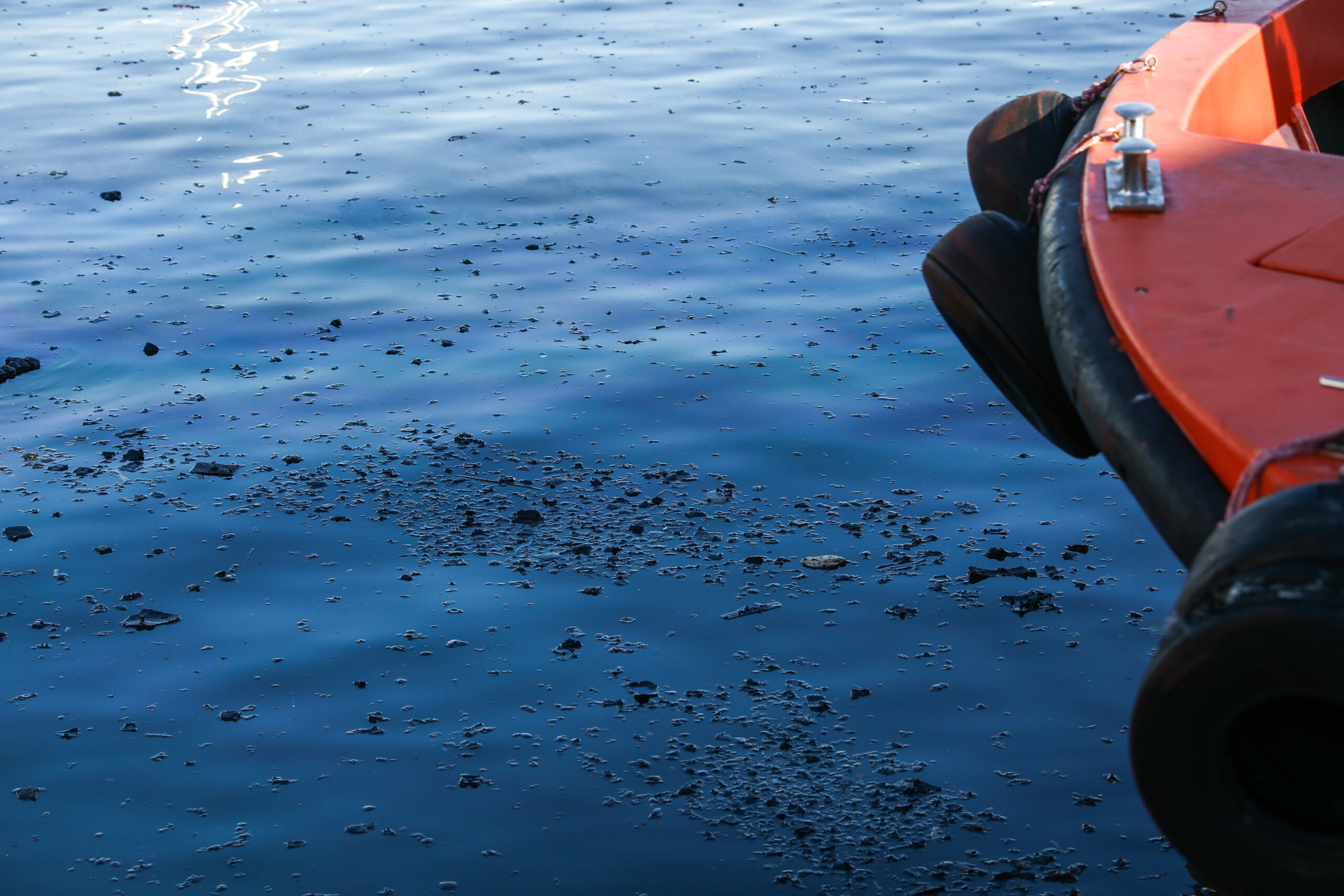 Μαρίνα Ζέας: Καταστροφή και στάχτες από πυρκαγιά σε σκάφη – Δείτε εικόνες