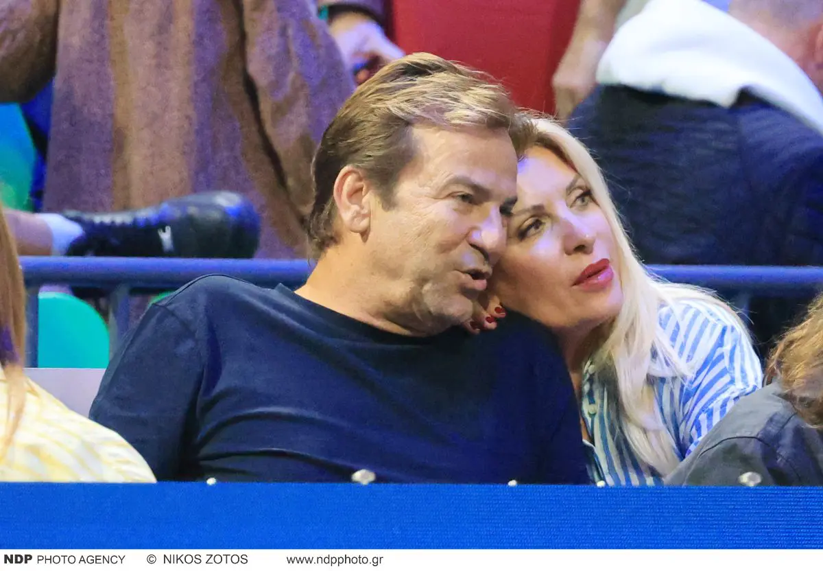 Η Ελένη Μενεγάκη και ο Ματεό Παντζόπουλος στο γήπεδο