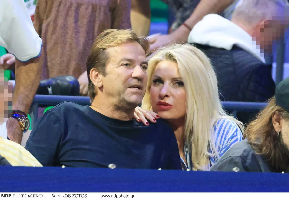 Η Ελένη Μενεγάκη και ο Ματεό Παντζόπουλος στο γήπεδο