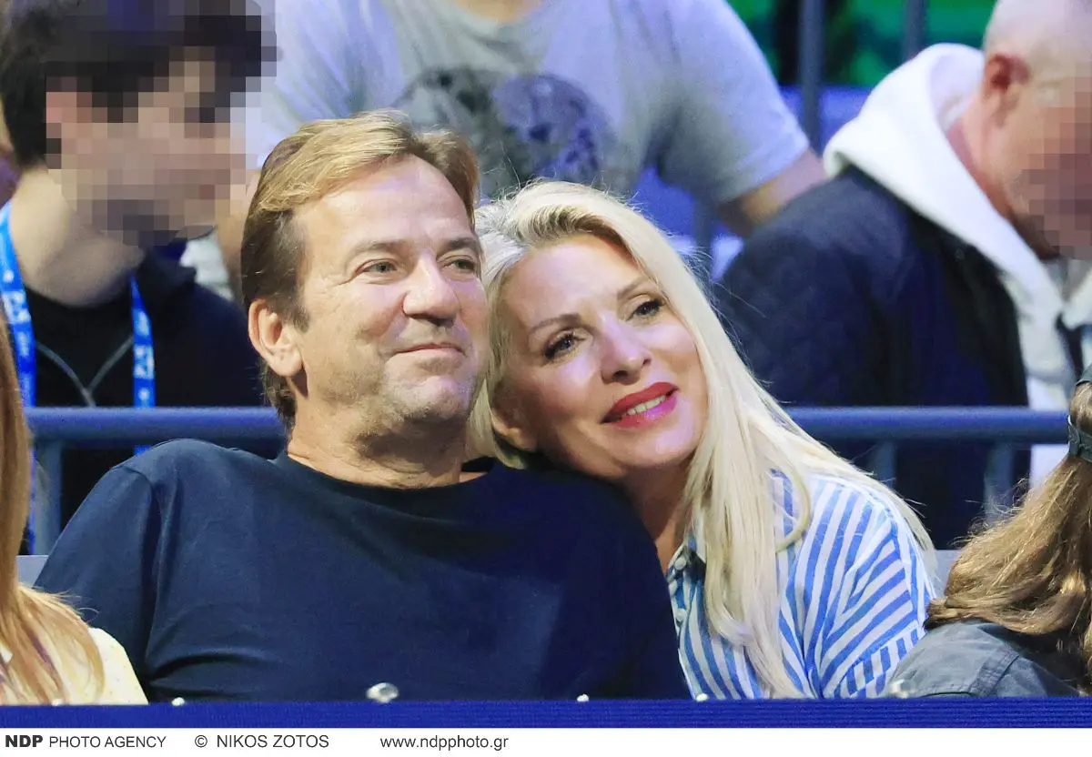 Η Ελένη Μενεγάκη και ο Ματεό Παντζόπουλος στο γήπεδο