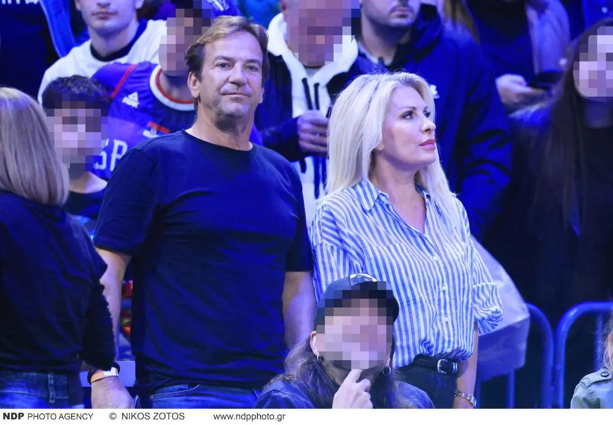 Η Ελένη Μενεγάκη και ο Ματεό Παντζόπουλος στο γήπεδο