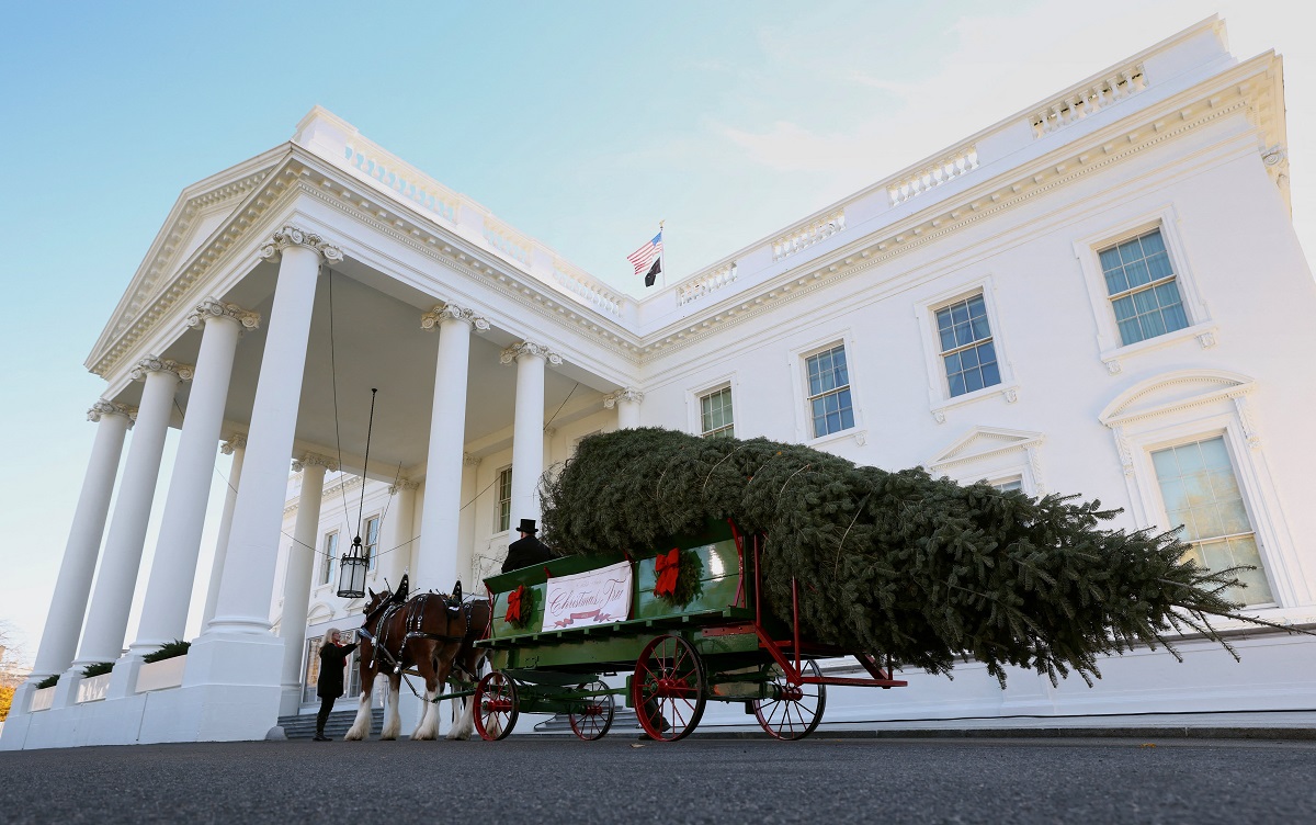 Η Μελάνια Τραμπ υποδέχθηκε το εντυπωσιακό χριστουγεννιάτικο δέντρο του Λευκού Οίκου 6 Η Μελάνια Τραμπ υποδέχθηκε το εντυπωσιακό χριστουγεννιάτικο δέντρο του Λευκού Οίκου