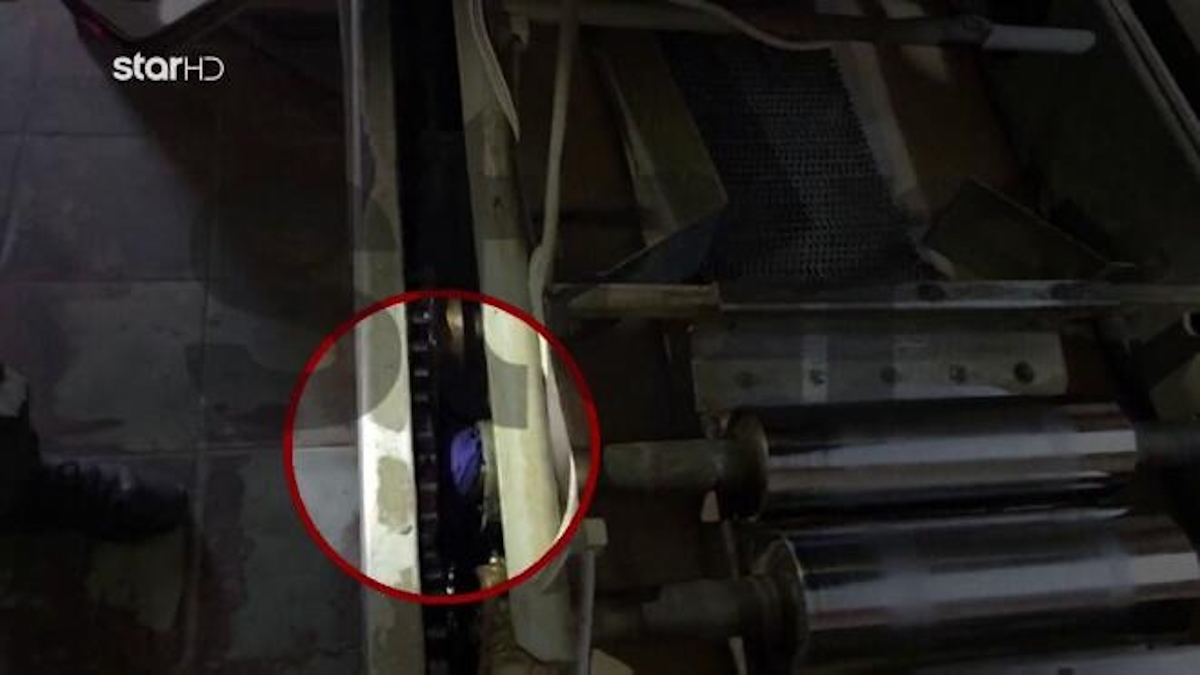 Λάρισα: Το φουλάρι παγιδευμένο στο μηχάνημα που έγινε θανάσιμη παγίδα για την 49χρονη – Φωτογραφία ντοκουμέντο 2 Το φουλάρι της 49χρονης πιασμένο στο ζυμωτήριο