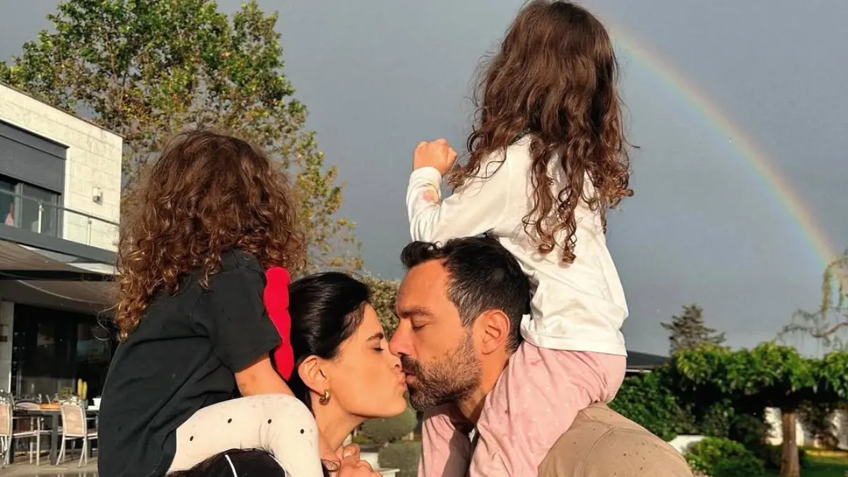 Χριστίνα Μπόμπα: «Συχνά παρατηρώ τον Σάκη με τα παιδιά και τον ερωτεύομαι ξανά» 2 Ο Σάκης Τανιμανίδης και η Χριστίνα Μπάμπα με τα παιδιά τους