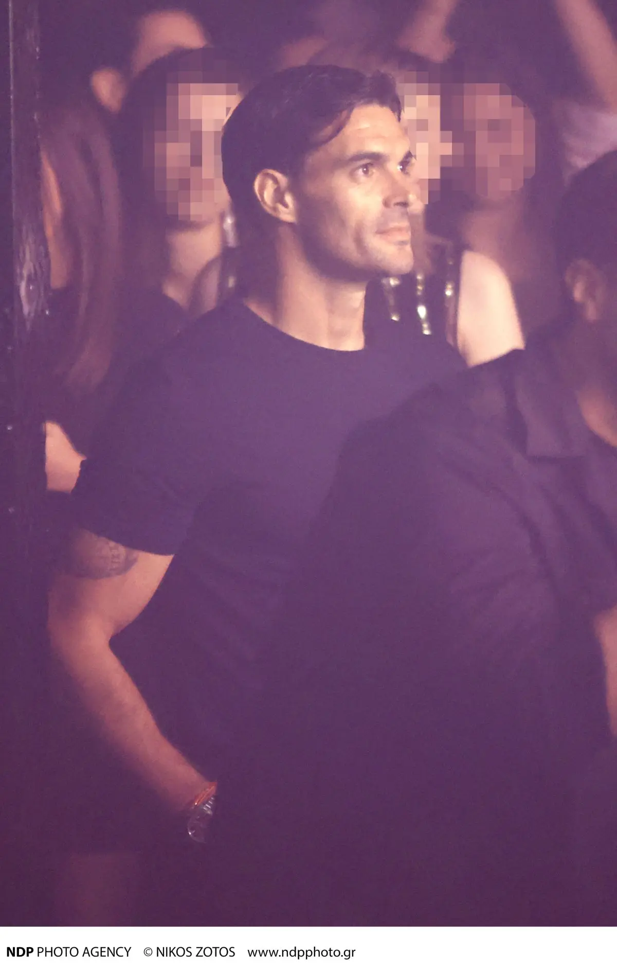 Ο Αλμπέρτο Μποτία χαζεύει την Ελένη Φουρέιρα στο Lohan