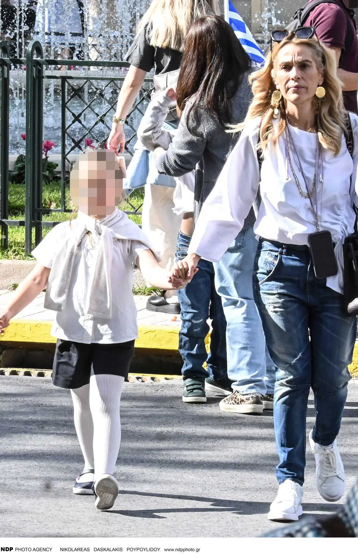 Τζένη Μπότση: Η σπάνια εμφάνιση με την κόρη της, Αλίκη, στην Κηφισιά – Εικόνες 4 Η Τζένη Μπότση με την κόρη της