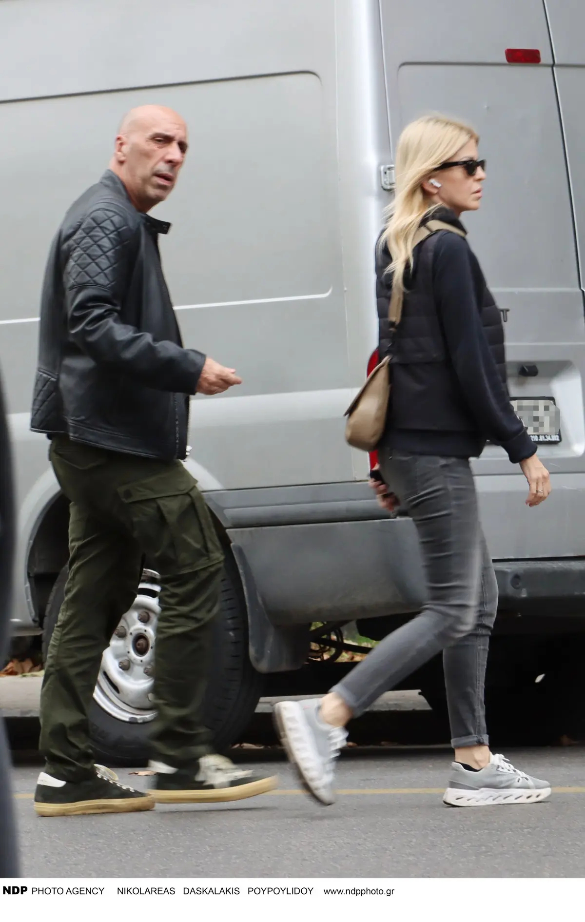 Έλενα Ράπτη: Σπεύδει στο κέντρο της Αθήνας – Ακολουθεί ο Γιάννης Μπρατάκος (Φωτογραφίες) 5 Η Έλενα Ράπτη και ο Γιάννης Μπρατάκος