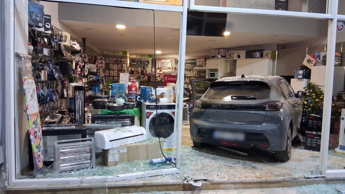 Ναύπλιο: Αυτοκίνητο «καρφώθηκε» σε μαγαζί ηλεκτρικών συσκευών 4 Αυτοκίνητο έπεσε σε βιτρίνα ηλεκτρικών ειδών στο Ναύπλιο
