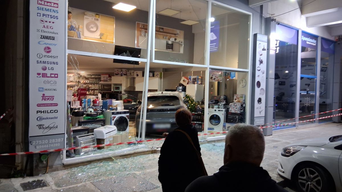 Ναύπλιο: Αυτοκίνητο «καρφώθηκε» σε μαγαζί ηλεκτρικών συσκευών 6 Αυτοκίνητο «σφηνώθηκε» σε κατάστημα στο Ναύπλιο